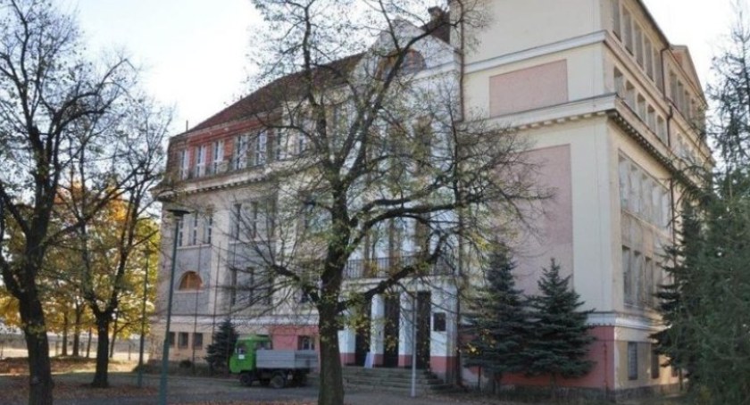 Szkoła do kupienia. Prezydent znów próbuje sprzedać „spożywczak”
