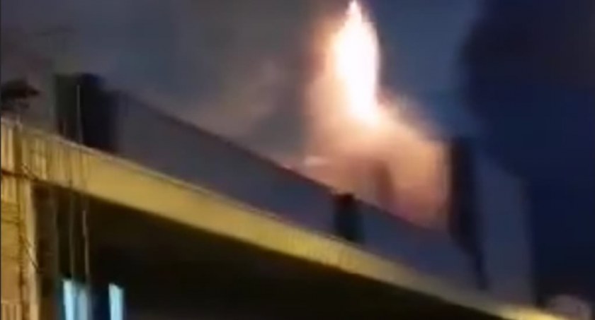 Nocny pożar na terenie LSSE. Fabrykę gasiło 16 jednostek straży pożarnej [WIDEO]
