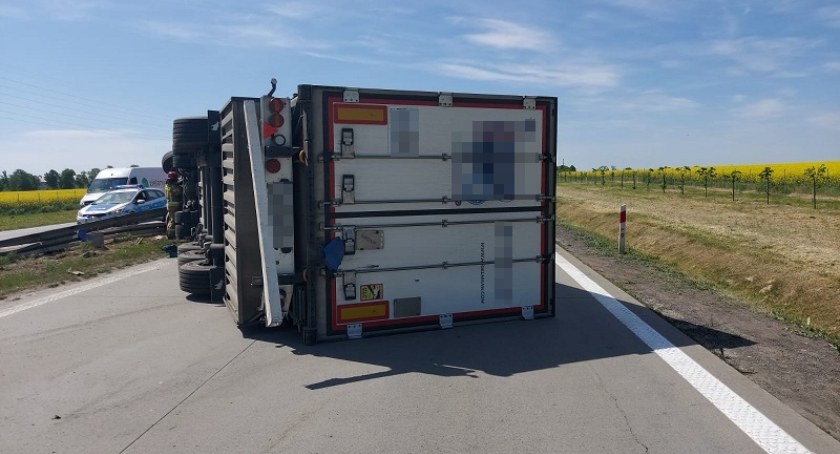 Na A4 pod Legnickim Polem przewrócił się tir. Kierowca zasnął [ZDJĘCIA]
