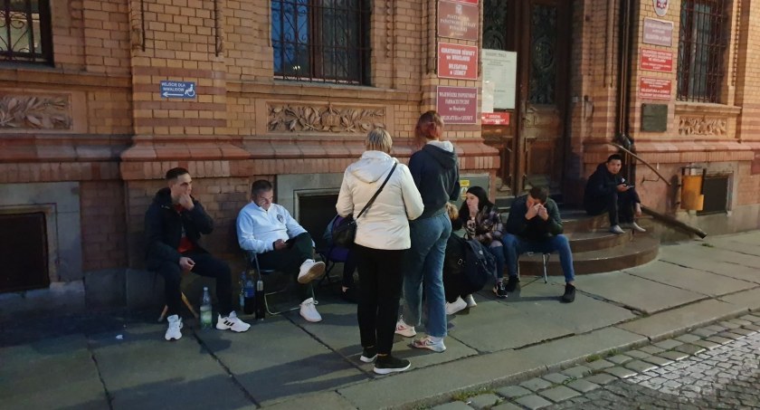 Kolejki przed paszportówką w Legnicy. Ludzie koczują na chodniku całą noc