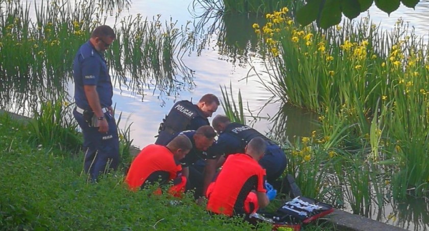 O włos od tragedii w legnickim parku. Policjanci uratowali tonącego w Wenecji 34-latka 