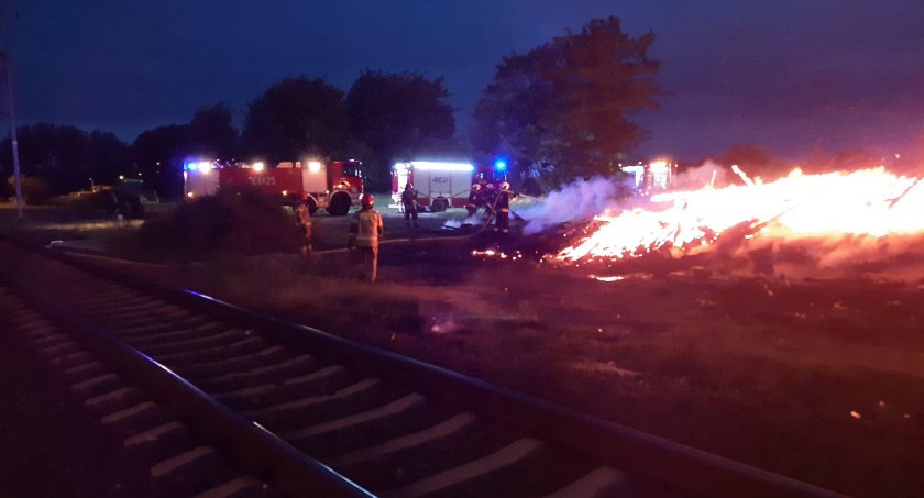 Strażacy całą noc walczyli z pożarem na torach kolejowych w Miłkowicach [FOTO/FILM]