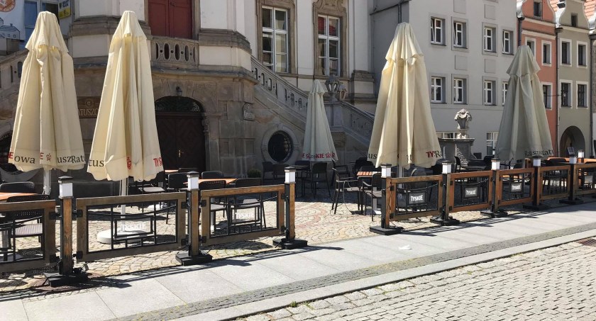 Restauratorzy z Legnicy proszą prezydenta o obniżkę opłaty za ogródki letnie