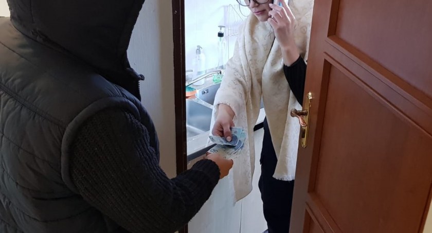 Policja ostrzega: uwaga na domokrążców! Legniczanka straciła biżuterię