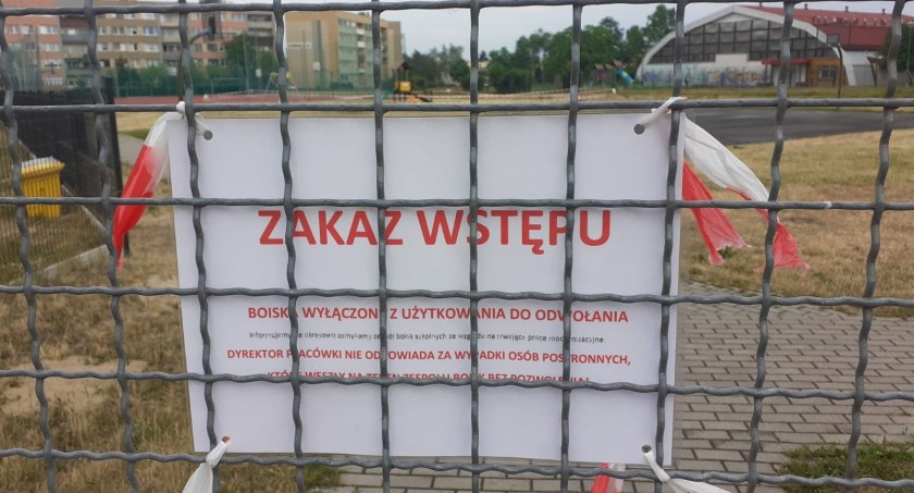Boiska przy ul. Mazowieckiej na Piekarach zamknięte na cztery spusty