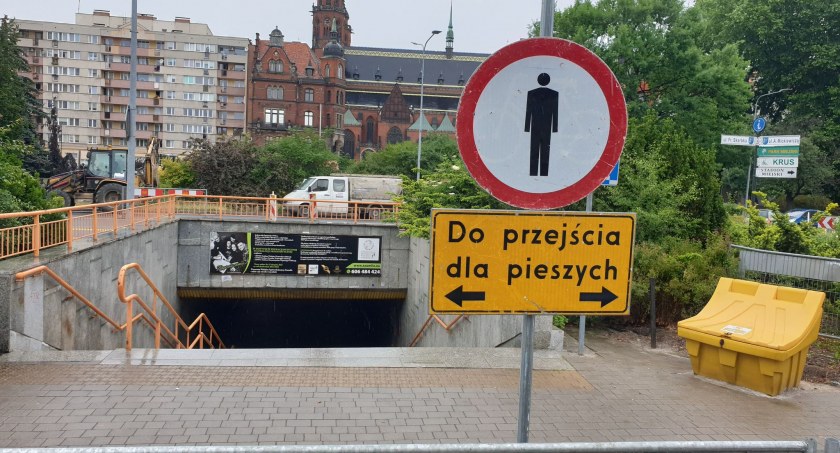 Ruszyła przebudowa Placu Słowiańskiego. Są utrudnienia w ruchu [FILM, ZDJĘCIA]