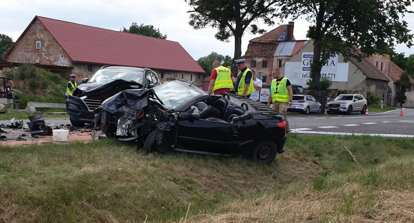 Śmiertelny wypadek na drodze z Legnicy do Chojnowa. Czołowo zderzyły się dwa samochody [Wideo, FOTO]