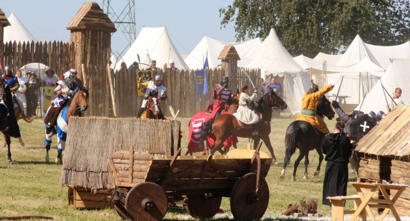 Walki rycerzy i średniowieczne miasteczko. Legnickie Pole zaprasza na piknik historyczny [PROGRAM]