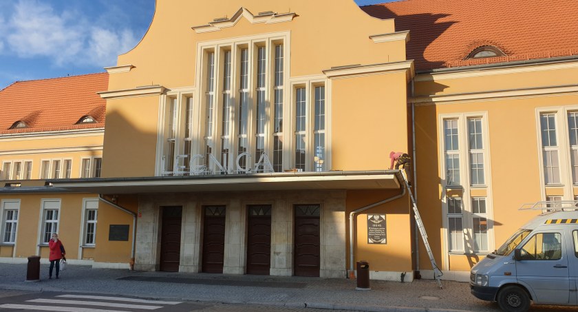 Pociągi z Legnicy do Lubina pojadą najwcześniej we wtorek – służby walczą z awarią