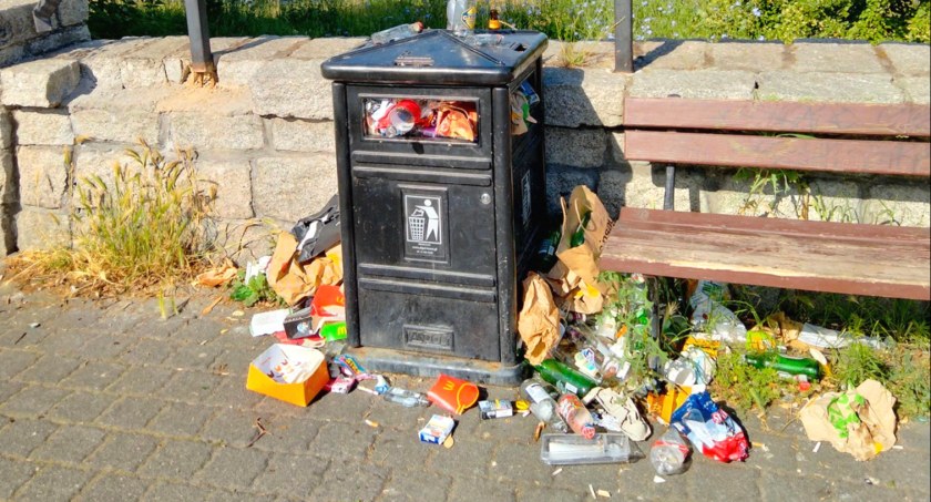 Tak wygląda bulwar nad Kaczawą. Halo! Czy w tym mieście ktoś jeszcze sprząta?