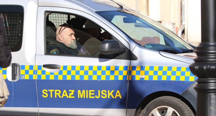 Chcesz zostać strażnikiem miejskim? Są wolne dwa etaty – jakie wymagania?