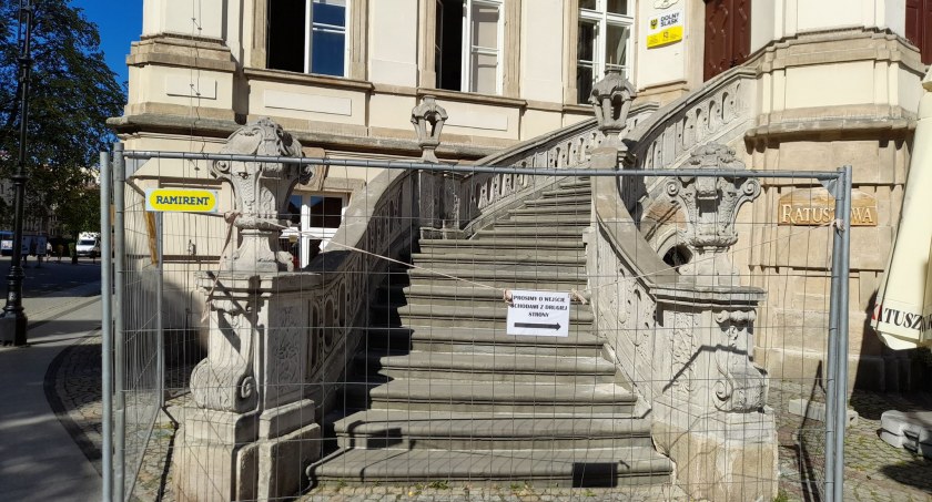 Rozpoczęła się renowacja XVIII-wiecznych schodów do legnickiego teatru