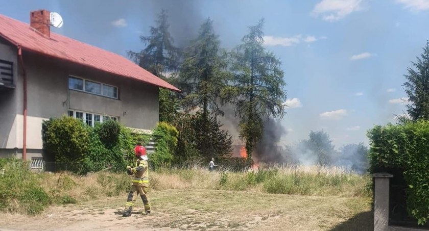 Pożar na osiedlu Sienkiewicza w Legnicy. Z ogniem walczyło sześć jednostek straży pożarnej 