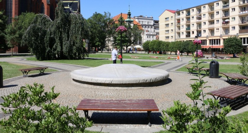 Co się stało z fontanną w centrum Legnicy? Urzędnicy wyjaśniają dlaczego nie tryska woda