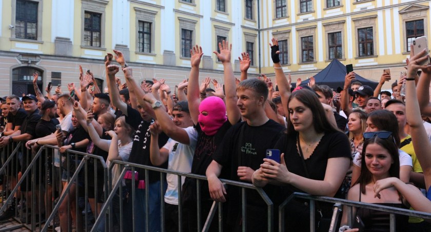 Tłumy na koncercie Szpaka w Akademii Rycerskiej w Legnicy [ZDJĘCIA]
