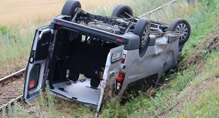 Wypadek k. Legnicy. Dachował bus. Dwie osoby trafily do szpitala [FOTO]