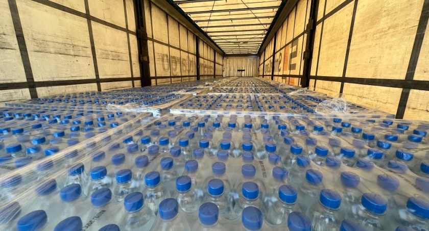 Ćwierć miliona butelek wody od KGHM na rzecz pomocy uchodźcom z Ukrainy