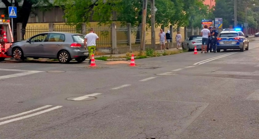 Wypadek w Legnicy. Na skrzyżowaniu ul. Hutników z Lotniczą zderzyły się dwa samochody osobowe  