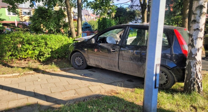 Pijany kierowca wjechał w drzewo i uciekł. W aucie zostawił rannego kolegę