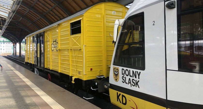 Pociągi Kolei Dolnośląskich z wagonami rowerowymi na wakacyjne weekendy