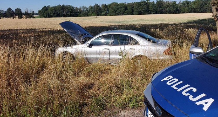 Driftował na ulicy pełnej samochodów i próbował uciec policji. Rozbił auto i skończył w areszcie 