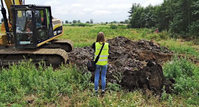 Nielegalne wysypisko śmieci ukrył pod ziemią. Szokujące odkrycie k. Legnicy [FOTO]