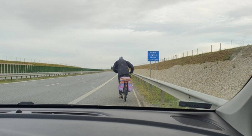76-latek wybrał się na rowerową wycieczkę do Legnicy. Jechał po drodze ekspresowej S3! 