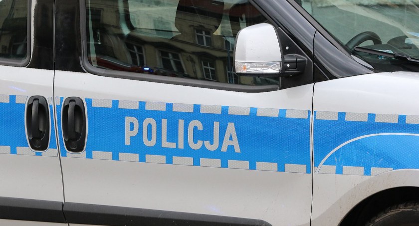 Nie miał prawa jazdy, więc chciał uciec policji. Szaloną jazdę zakończył lądując motocyklem w rowie 