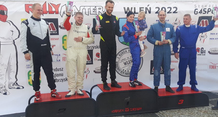 Grzegorz Woźnik na podium rajdu Rally Master Wleń. Legnicki rajdowiec został liderem klasyfikacji sezonu 