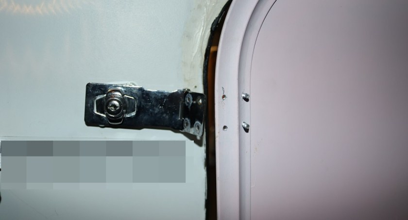 Policja zatrzymała 20-latka z bogatym CV kryminalnym. Okradał piwnice, paczkomaty, auta i sklepy 