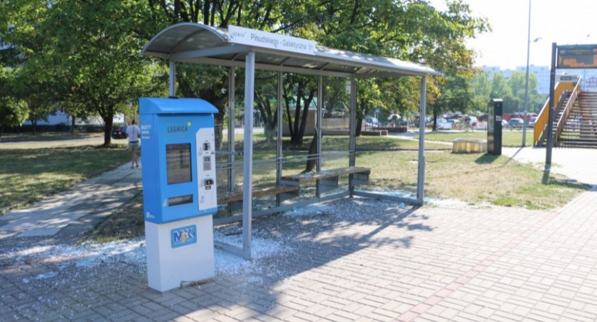 Ktoś zniszczył przystanek autobusowy na osiedlu Kopernika