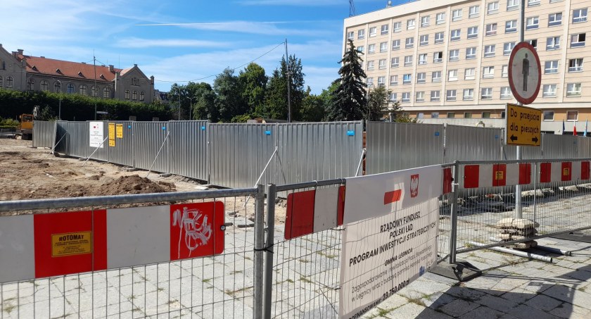 Sprawa pomnika na pl. Słowiańskim odroczona. Głosowanie po wakacjach