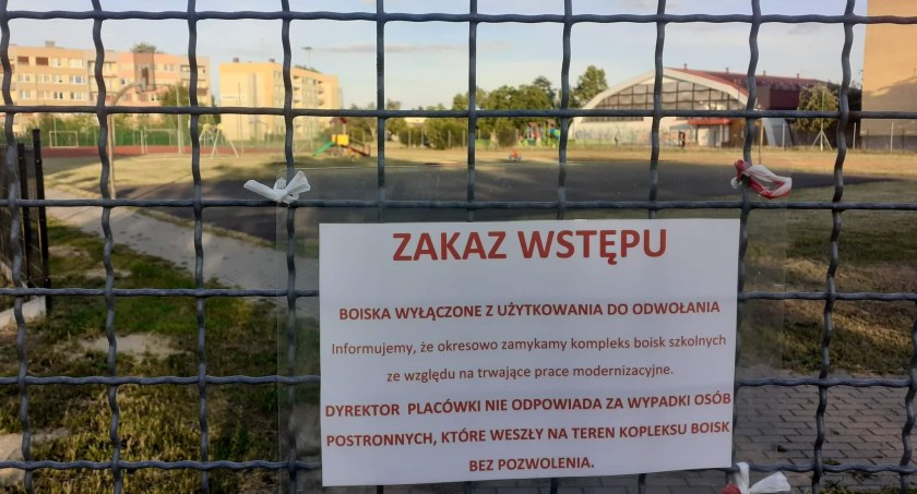 Halo! Połowa wakacji za nami, a boisko na Piekarach nadal zamknięte