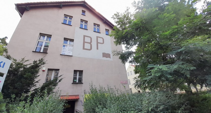 Opuszczony budynek biblioteki w centrum Legnicy na sprzedaż