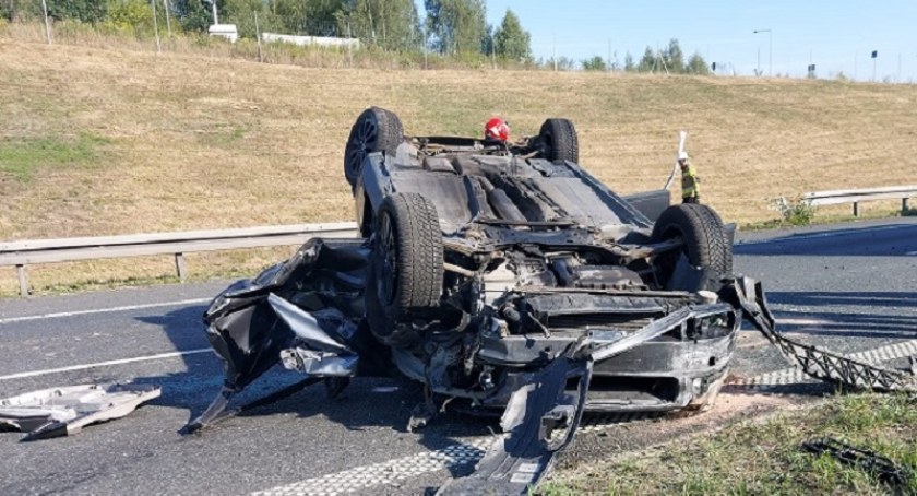 Wypadek na S3 pod Legnicą. Samochód Bułgara dachował [ZDJĘCIA]