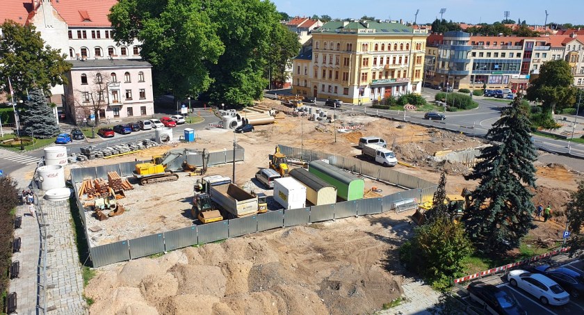Remont Placu Słowiańskiego w Legnicy – do kiedy potrwają prace? [ZDJĘCIA]