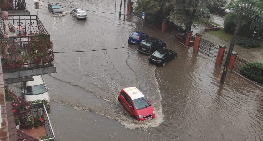 Godzinna ulewa wystarczyła. Legnickie ulice pod wodą [ZDJĘCIA INTERNAUTÓW]