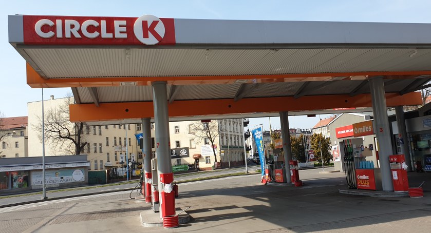 Ile można kupić benzyny w Legnicy za średnią pensję? [RANKING]