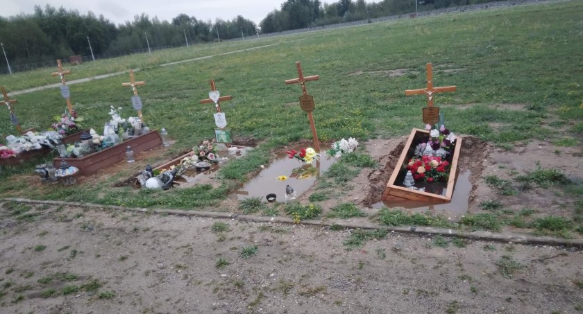 Zapadają się groby na cmentarzu w podlegnickim Jaszkowie [ZDJĘCIA]