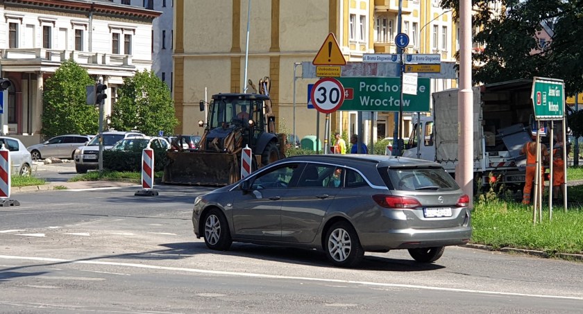 Z poślizgiem, ale ruszył remont ul. Pocztowej. Uwaga, są utrudnienia! 