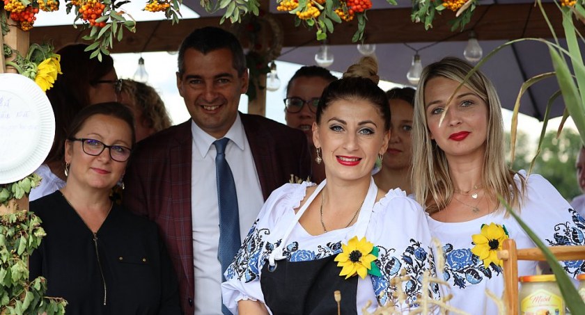 Rolnicy w Legnickim Polu na dożynki... odpalili traktory. FOTO, WIDEO