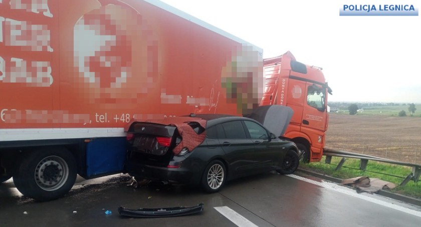 Wpadł w poślizg, zderzył się z osobówką