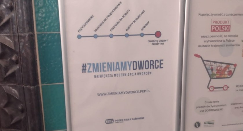 Ponury żart PKP. Taką tablicę zamontowano na dworcu w Legnicy!