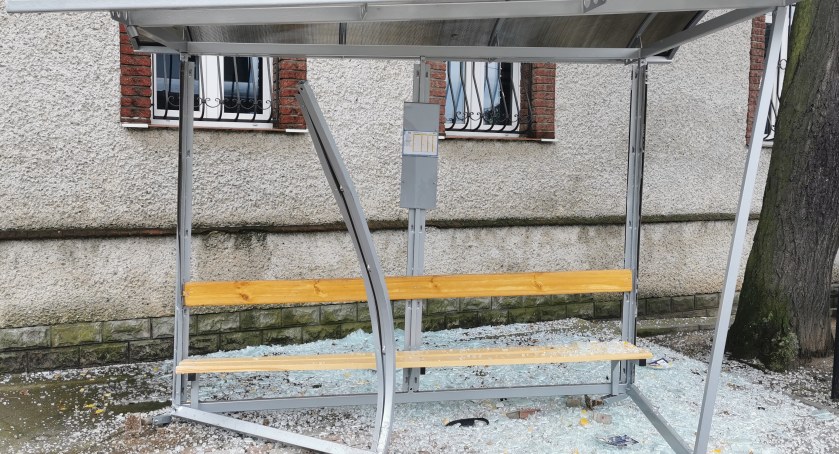Kto roztrzaskał przystanek w Kunicach? Gmina szuka sprawcy