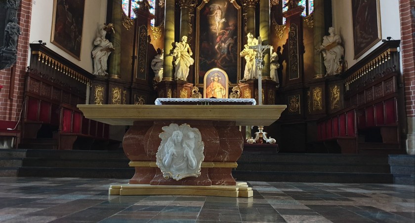 Nowy ołtarz dla katedry wykuto z hiszpańskiego marmuru