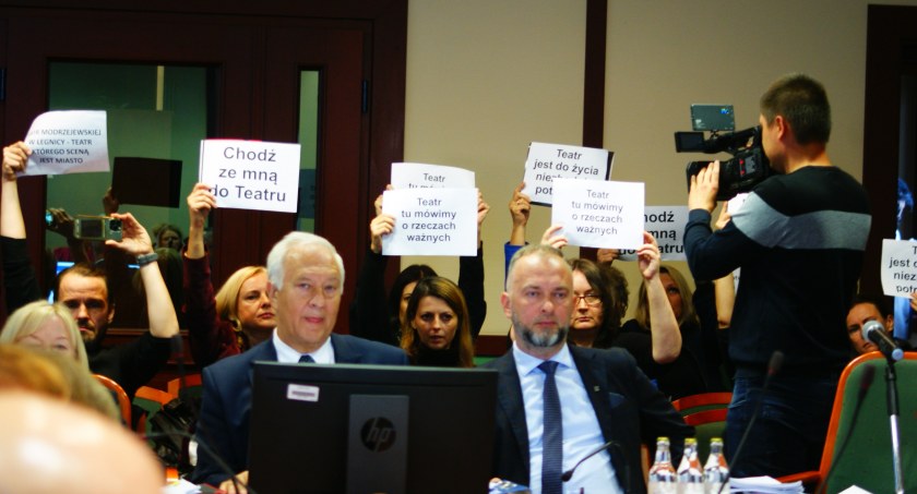 Pracownicy i obrońcy teatru przyszli na sesję. Radni pokazali im, kto tu rządzi