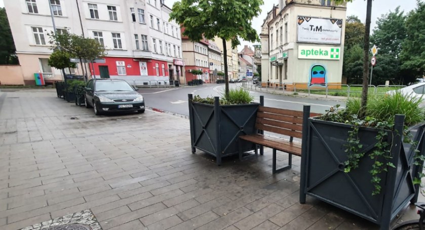 Dość libacji! Urząd usunie ławki sprzed sklepu monopolowego