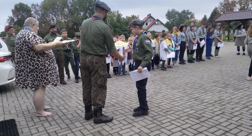 Harcerze wystartowali. W samochodzie Freda Flinstona