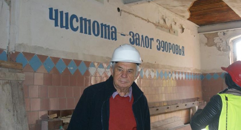 Collegium Witelona ratuje koszarowiec. Jest ogromny