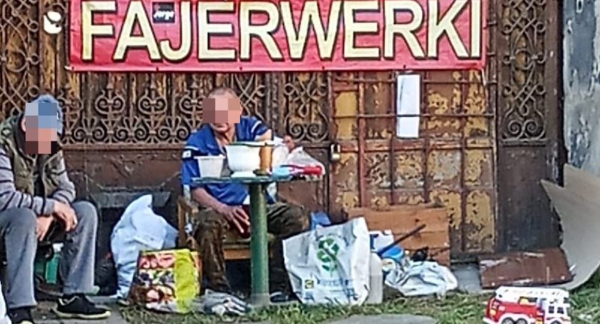 Śmieci, szczury. Koczowisko bezdomnych w sercu miasta